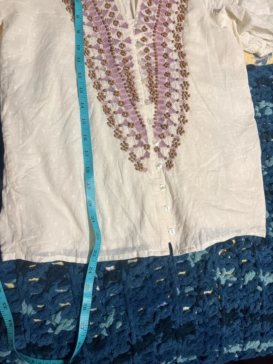 Embroidered Anthropologie V-Neck Short Sleeve Top in Ivory with Beading. - Picture 8 of 9
